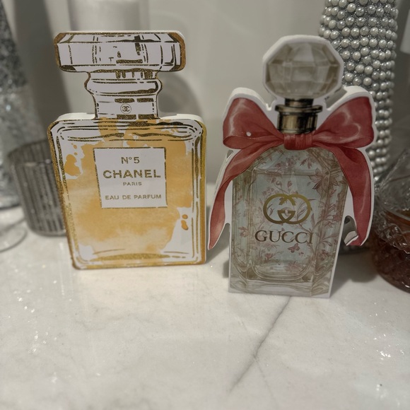 Gucci Floral with Red Bow and CHANEL No5 Golden wooden perfume decor signs - Picture 2 of 4
